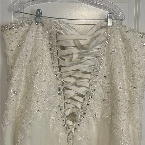 Vivi Elegant Plus Size 20/22 Beaded Wedding Dress - Picture 4 of 5